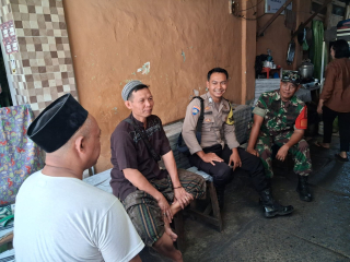 Bhabinkamtibmas Ampel Polsek Semampir dan Babinsa Perkuat Sinergi Kamtibmas Melalui Cangkrukan Bersama Warga