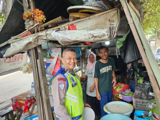 Satlantas Polres Pelabuhan Tanjung Perak Tingkatkan Kesadaran Masyarakat Melalui Sosialisasi Tertib Berlalu Lintas