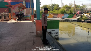 Polsek Asemrowo Patroli Pemantauan Pintu Air Balong II, Antisipasi Kejahatan 3C dan Potensi Banjir