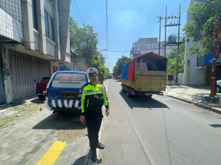 Polsek Pabean Cantikan Pantau Arus Lalu Lintas di Jalan Karet, Kondisi Terpantau Lancar