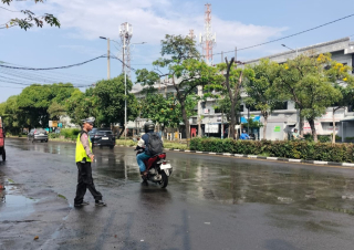 Polsek Krembangan Lakukan Pemantauan Arus Lalu Lintas di Simpang Tiga Mbahratu, Antisipasi Kemacetan dan Laka Lantas