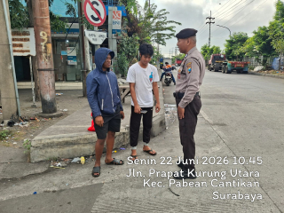Sat Samapta Polres Pelabuhan Tanjung Perak Gelar Patroli Dialogis di Kawasan Pelabuhan Berlian