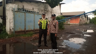Polsek Asemrowo Gelar Patroli Dialogis di Kawasan Pergudangan Margomulyo, Antisipasi Gangguan Kamtibmas