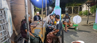 Bhabinkamtibmas Krembangan Utara Polsek Pabean Cantikan Laksanakan Sambang dan Cangkrukan, Bahas Harkamtibmas dan Perizinan Keramaian