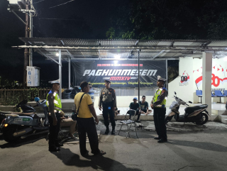 Polsek Krembangan Gelar Patroli Malam di Pos Kamling Jalan Sedayu, Antisipasi 3C, Begal, dan Balap Liar