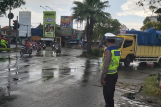 Polsek Krembangan Laksanakan Protap Pagi di Simpang Mbah Ratu, Arus Lalu Lintas Terkendali