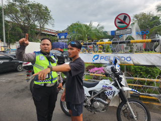 Satlantas Polres Pelabuhan Tanjung Perak Edukasi Masyarakat Melalui Sosialisasi Tertib Berlalu Lintas