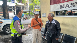 Satlantas Polres Pelabuhan Tanjung Perak Gencarkan Edukasi Keselamatan Berkendara kepada Masyarakat