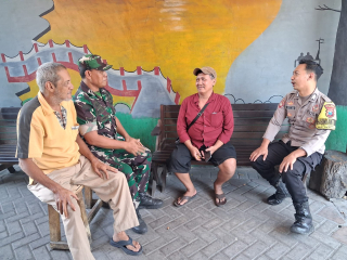 Bhabinkamtibmas Ampel dan Babinsa Perkuat Sinergi Kamtibmas Melalui Cangkrukan Bersama Warga