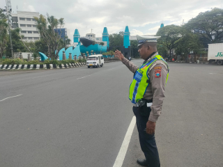 Satlantas Polres Pelabuhan Tanjung Perak Intensifkan Patroli dan Pengaturan Lalu Lintas di Sejumlah Titik Strategis
