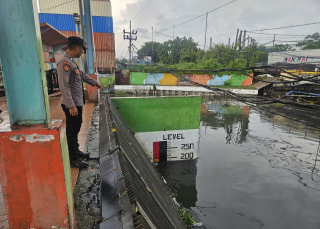Polsek Asemrowo Lakukan Pemantauan Rumah Pompa Balong II Tambak Langon, Debit Air Terpantau Normal