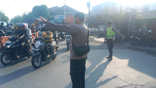 Personel Polsek Asemrowo Laksanakan Pengaturan Lalu Lintas Pagi di Tambak Mayor