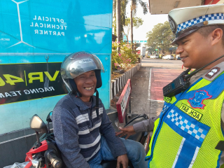 Satlantas Polres Pelabuhan Tanjung Perak Ajak Masyarakat Disiplin Berlalu Lintas Lewat Sosialisasi Tatap Muka