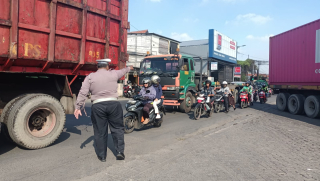 Polsek Krembangan Atur Antrean Kendaraan di SPBU Kalianak, Arus Tetap Lancar