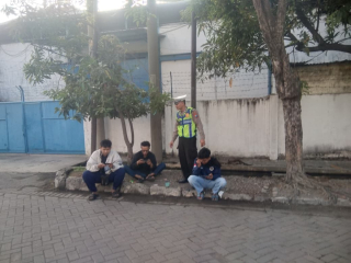 Satlantas Polres Pelabuhan Tanjung Perak Gencarkan Edukasi Tertib Berlalu Lintas kepada Masyarakat