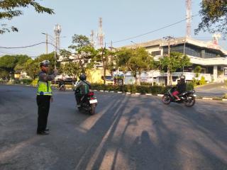 Polsek Krembangan Berikan Pelayanan Pos Awal, Arus Lalu Lintas di Simpang Mbah Ratu Lancar