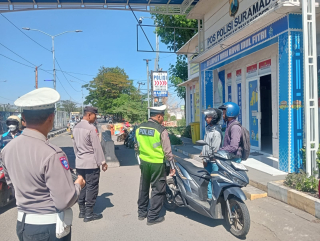 Operasi Gabungan di Pos Suramadu, Polres Pelabuhan Tanjung Perak Tegur Sembilan Pelanggar Lalu Lintas