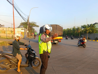 Satlantas Polres Pelabuhan Tanjung Perak Tindak Pelanggaran Rambu Larangan di Kalianak dan Karang Tembok