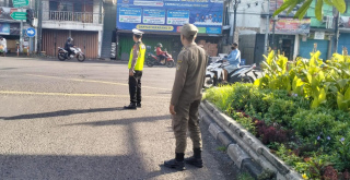 Polsek Krembangan Gelar Pos Lalu Lintas Pagi di Simpang Tiga Mbah Ratu, Dukung Kelancaran Aktivitas Masyarakat