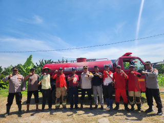 Hadapi Kemarau, Polres Pelabuhan Tanjung Perak Gandeng Damkar Siram Lahan Jagung Ketahanan Pangan