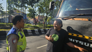 Satlantas Polres Pelabuhan Tanjung Perak Gencarkan Edukasi Tertib Berlalu Lintas kepada Masyarakat
