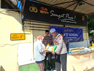 Peringati Hari Bhayangkara ke-80, Polsek Pabean Cantikan Bagikan Sembako untuk Warga dan Jukir