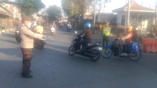 Polsek Asemrowo Berikan Pelayanan Pagi di Perlintasan Kereta Api Tambak Mayor