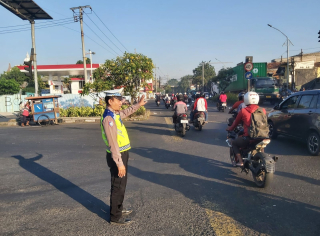 Polsek Krembangan Laksanakan Pengaturan Lalu Lintas Pagi di Simpang Tiga Mbah Ratu