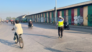 Satlantas Polres Pelabuhan Tanjung Perak Tindak Pelanggaran Rambu Larangan di Jalan Kalianak dan Karang Tembok