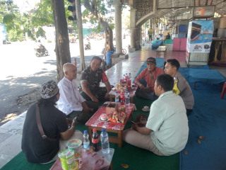 Bhabinkamtibmas Ampel dan Babinsa Ajak Warga Perkuat Kamtibmas Melalui Cangkrukan Bersama