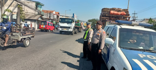 Polsek Krembangan Patroli di Depan SPBU Morokrembangan, Antisipasi 3C dan Kemacetan