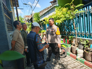 Bhabinkamtibmas Pegirian Sambang Ketua RW 08, Sampaikan Imbauan Kamtibmas kepada Warga