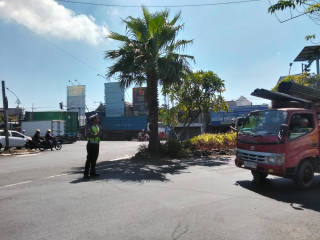 Polsek Krembangan Pantau Arus Lalu Lintas di Simpang Tiga Mbah Ratu