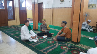 Bhabinkamtibmas Asemrowo Hadiri Salat Jumat dan Sampaikan Pesan Kamtibmas kepada Jamaah