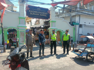 Polsek Semampir dan Satpol PP Perkuat Patroli Harkamtibmas di Kawasan Wisata Religi Sunan Ampel
