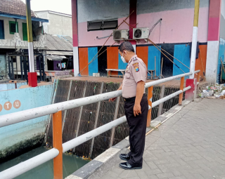 Polsek Krembangan Patroli di Jalan Tanjung Sadari, Pantau Kamtibmas dan Debit Air