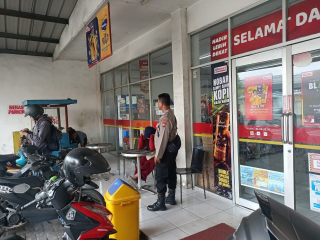 Polsek Krembangan Patroli Dialogis di Pertokoan Alfamart Jalan Gresik, Perkuat Antisipasi Gangguan Kamtibmas
