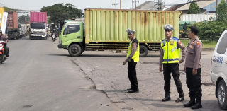 Polsek Krembangan Patroli di SPBU Jalan Kalianak, Antisipasi Kerawanan Kecelakaan Lalu Lintas