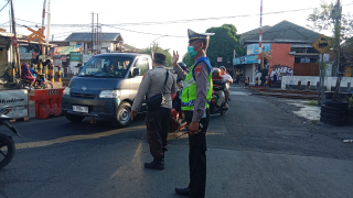 Polsek Asemrowo Gelar Pelayanan Pagi di Perlintasan Kereta Api Jalan Tambak Mayor