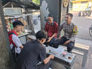 Bhabinkamtibmas Ampel Ajak Warga Perkuat Kepedulian Kamtibmas Melalui Cangkrukan Dialogis