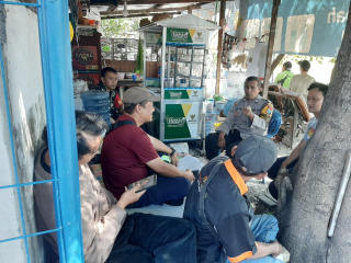 Bhabinkamtibmas dan Babinsa Perak Barat Perkuat Sinergi Lewat Sambang Kamtibmas, Ingatkan Warga Waspada Curanmor