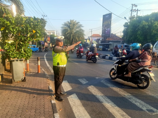 Polsek Semampir Laksanakan Pengaturan Lalu Lintas di TL Karang Tembok, Cegah Kemacetan dan Pelanggaran Arus