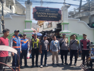 Kapolsek Semampir Pimpin Patroli Harkamtibmas di Kawasan Makam Religi Sunan Ampel