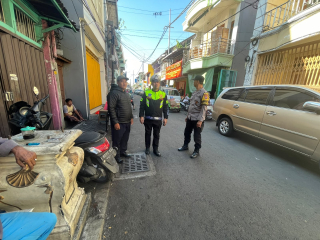 Polsek Pabean Cantikan Pantau Arus Lalu Lintas di Jalan Panggung, Parkir Bahu Jalan Tertib