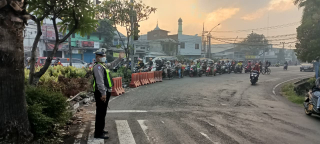 Polsek Krembangan Laksanakan Pengaturan Lalu Lintas Pagi di Simpang Tiga Mbah Ratu