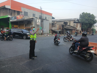 Satlantas Polres Pelabuhan Tanjung Perak Terapkan Pola Pengaturan Arus di Gate Jamrud Saat Aktivitas Bongkar Muat Kapal