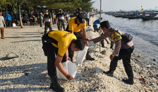 Polsek Kenjeran Bersama TNI dan Forkopimcam Gelar Aksi Bersih Pantai di Taman Suroboyo Sambut HUT ke-60 Korem 084/Bhaskara Jaya