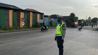 Satlantas Polres Pelabuhan Tanjung Perak Gelar Patroli dan Penindakan Pelanggaran Rambu Larangan di Kalianak dan Karang Tembok