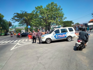 Polsek Kenjeran Laksanakan Patroli dan Pemantauan di U-Turn SMAN 19, Antisipasi Kemacetan dan Kejahatan 3C