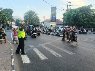 Polsek Semampir Laksanakan Pemantauan Arus Lalu Lintas di TL Karang Tembok, Antisipasi Kemacetan Jam Sibuk